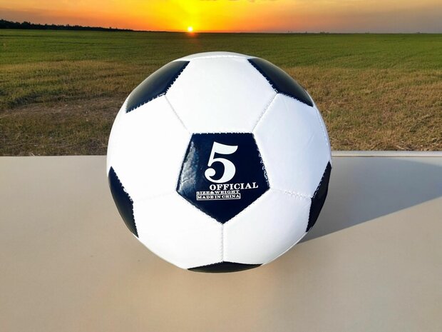 Ballon de football brillant taille 5 noir et blanc.