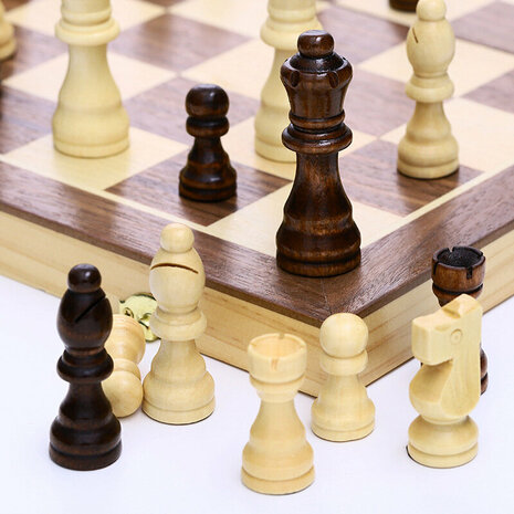 Chessboard - Wooden - 45x45cm - Foldable - 2 Extra Queens